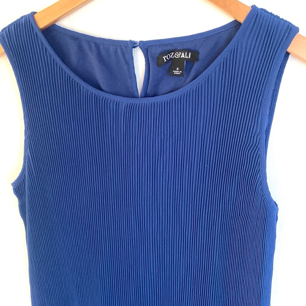 (BN49) Roz & Ali blue pleated sleeveless top, Size Small - Picture 3 of 6